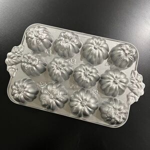 Nordic Ware Cast Aluminum Nonstick Pumpkin Patch Baking Cakes Muffins Pan